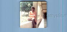 FOUND COLOR PHOTO V_4184 PRETTY BLACK WOMAN POSED SITTING ON WALL