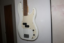 Fender Squier Affinity Guitar Series P Bass with padded Gig Bag, Tested